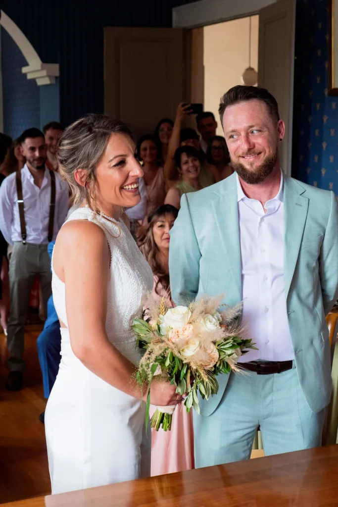 Photo des mariés échangeant leurs voeux à la mairie d'Avignonet Lauragais (31) - Mariage d’Élodie et Julien - 2025 - Photographe à Saint-Gaudens (31) Marc Villard / VILMAGE