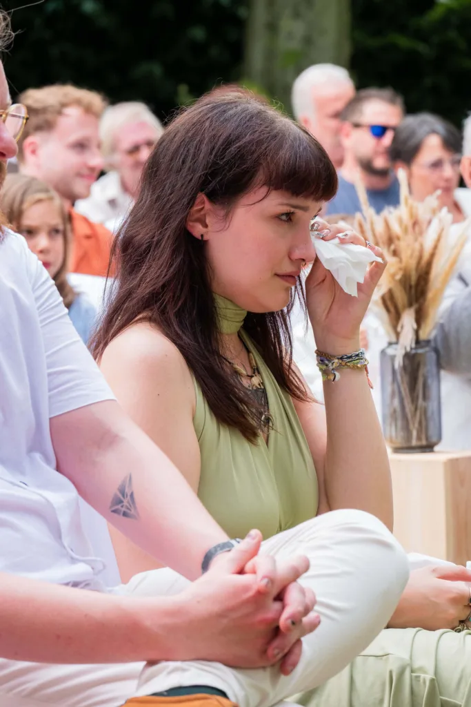 Photo de la fille émue des mariés lors de l'échange des voeux à la cérémonie laïque dans le parc du château du Croisillat à Caraman (31) - Mariage d’Élodie et Julien - 2025 - Photographe à Saint-Gaudens (31) Marc Villard / VILMAGE