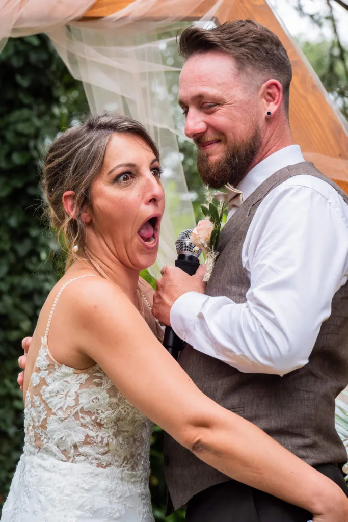 Photo des mariés après l'échange des voeux lors de la cérémonie laïque au château du Croisillat à Caraman (31) - Mariage d’Élodie et Julien - 2025 - Photographe à Saint-Gaudens (31) Marc Villard / VILMAGE