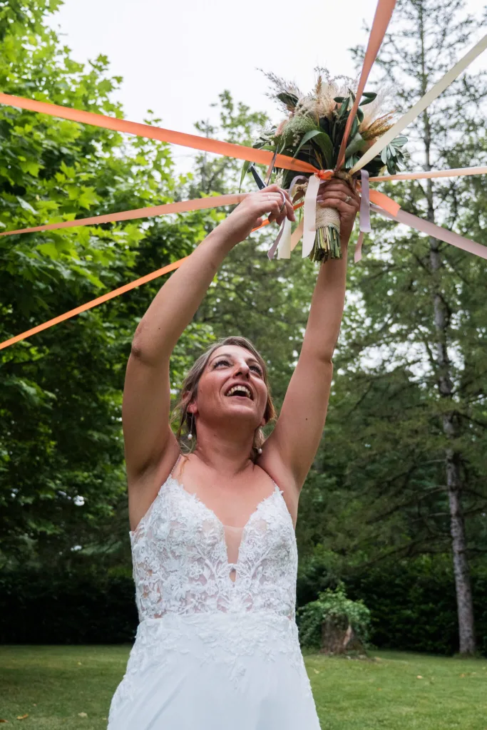 Photo de la ronde du bouquet au château du Croisillat à Caraman (31) - Mariage d’Élodie et Julien - 2025 - Photographe à Saint-Gaudens (31) Marc Villard / VILMAGE