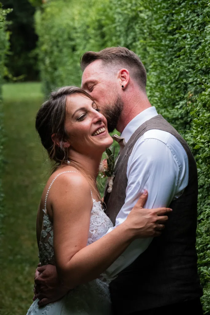Photo de couple avec les mariés dans le parc du château du Croisillat à Camaran (31) - Mariage d’Élodie et Julien - 2025 - Photographe à Saint-Gaudens (31) Marc Villard / VILMAGE