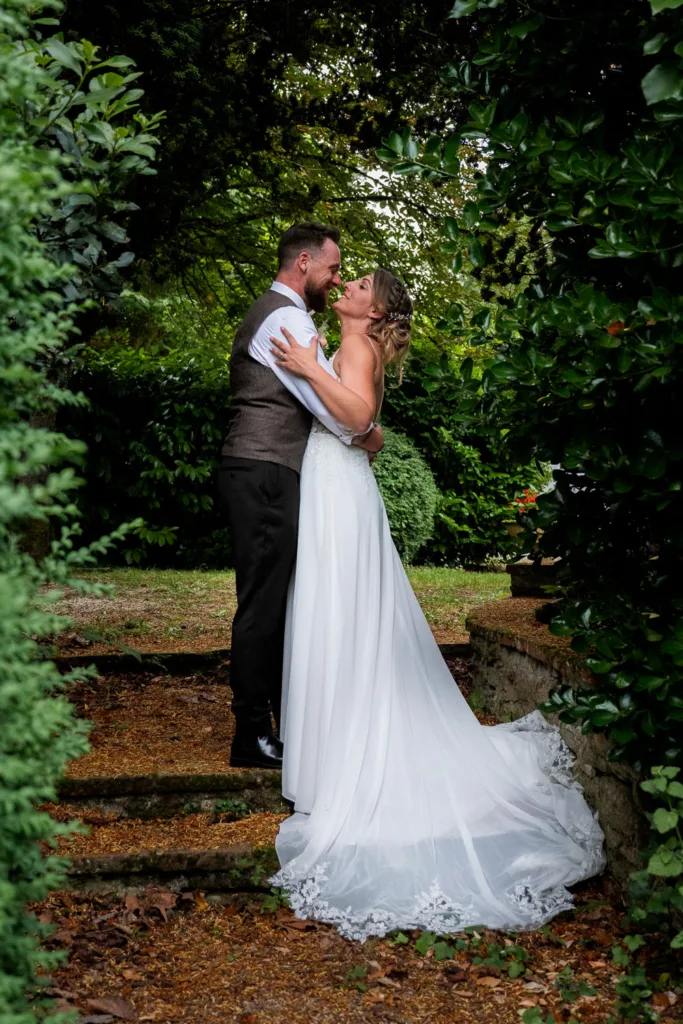Photo de couple avec les mariés dans le parc du château du Croisillat à Camaran (31) - Mariage d’Élodie et Julien - 2025 - Photographe à Saint-Gaudens (31) Marc Villard / VILMAGE