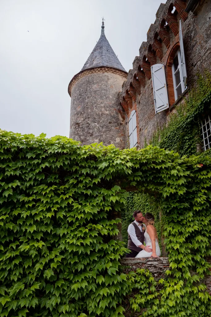 Photo de couple au château du Croisillat à Caraman (31) - Mariage d’Élodie et Julien - 2025 - Photographe à Saint-Gaudens (31) Marc Villard / VILMAGE