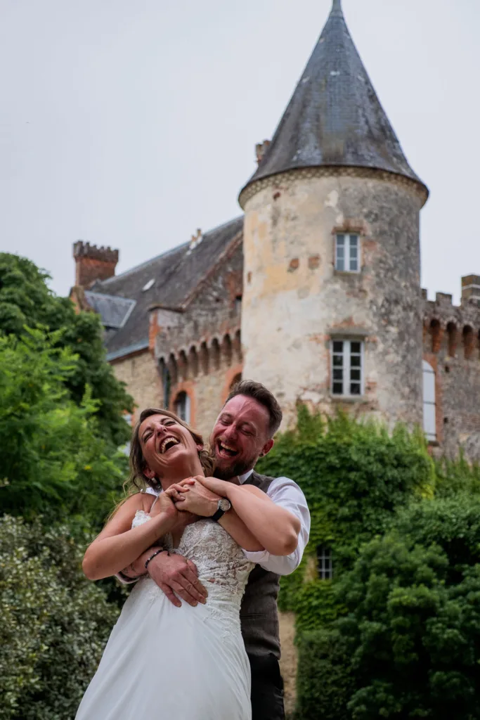 Photo des mariés devant la tour du château du Croisillat à Caraman (31) - Mariage d’Élodie et Julien - 2025 - Photographe à Saint-Gaudens (31) Marc Villard / VILMAGE