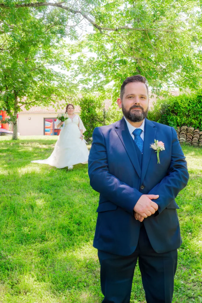 Photo découverte des mariés au domaine de la Grange Marcaoue à Bézéril (32 - Gers) - Mariage d'Emma et Mickaël - 2025 - Photographe à Saint-Gaudens (31) Marc Villard / VILMAGE
