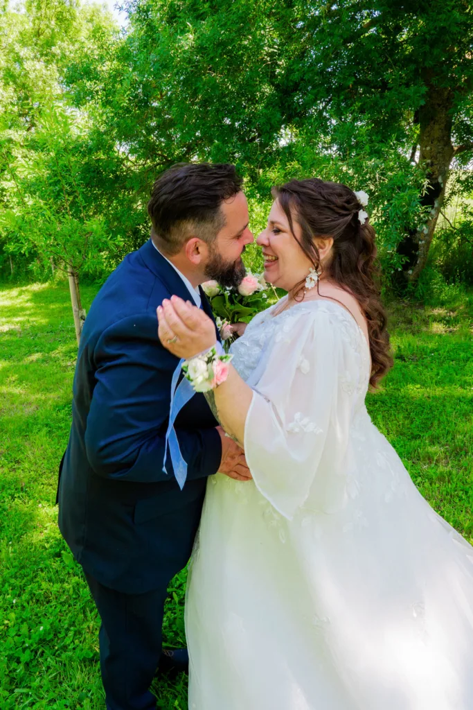 Photo découverte des mariés au domaine de la Grange Marcaoue à Bézéril (32 - Gers) - Mariage d'Emma et Mickaël - 2025 - Photographe à Saint-Gaudens (31) Marc Villard / VILMAGE