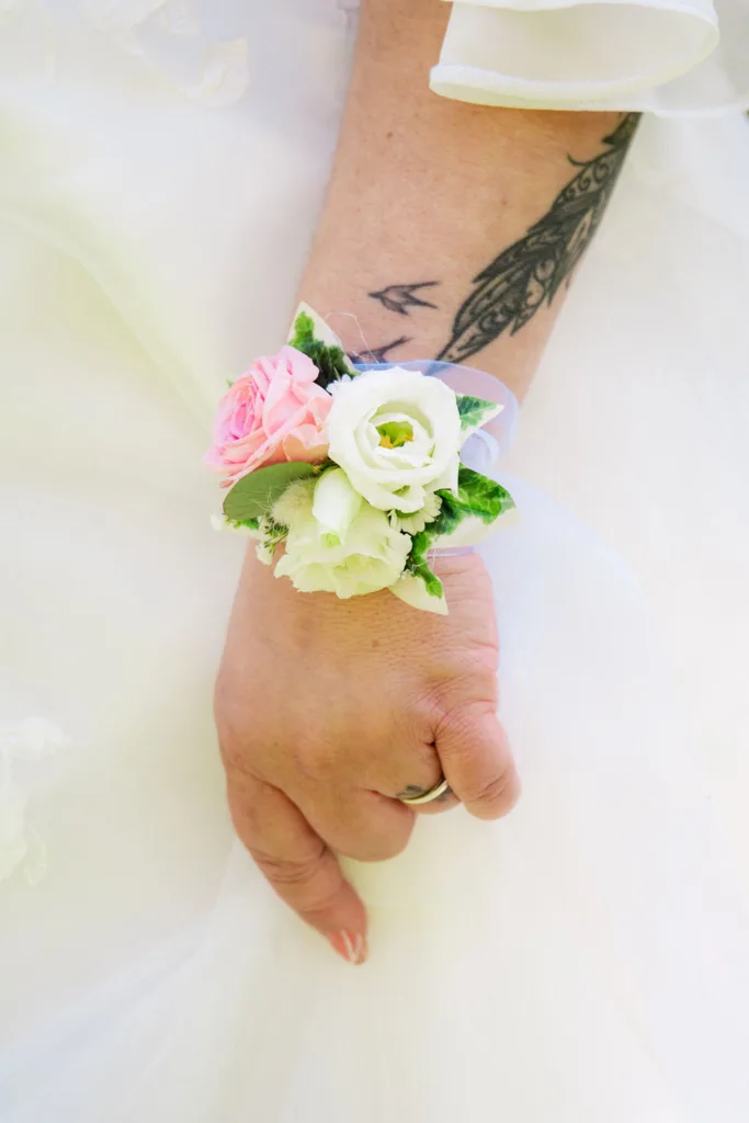 Photo gros plan du bracelet fleuri de la mariée au domaine de la Grange Marcaoue à Bézéril (32 - Gers) - Mariage d'Emma et Mickaël - 2025 - Photographe à Saint-Gaudens (31) Marc Villard / VILMAGE