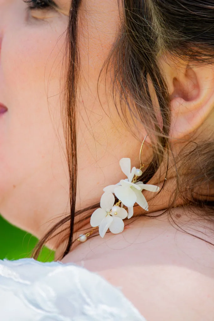 Photo des boucles d'oreille de la mariée au domaine de la Grange Marcaoue à Bézéril (32 - Gers) - Mariage d'Emma et Mickaël - 2025 - Photographe à Saint-Gaudens (31) Marc Villard / VILMAGE