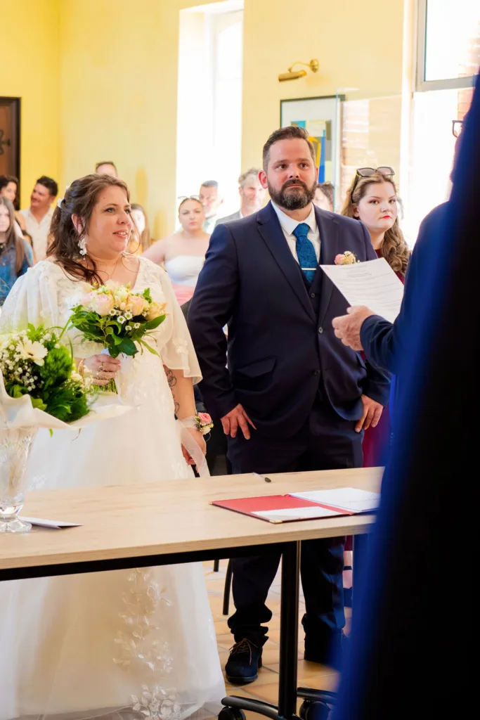 Photo des mariés à la mairie de Gimont (32) - Mariage d'Emma et Mickaël - 2025 - Photographe à Saint-Gaudens (31) Marc Villard / VILMAGE