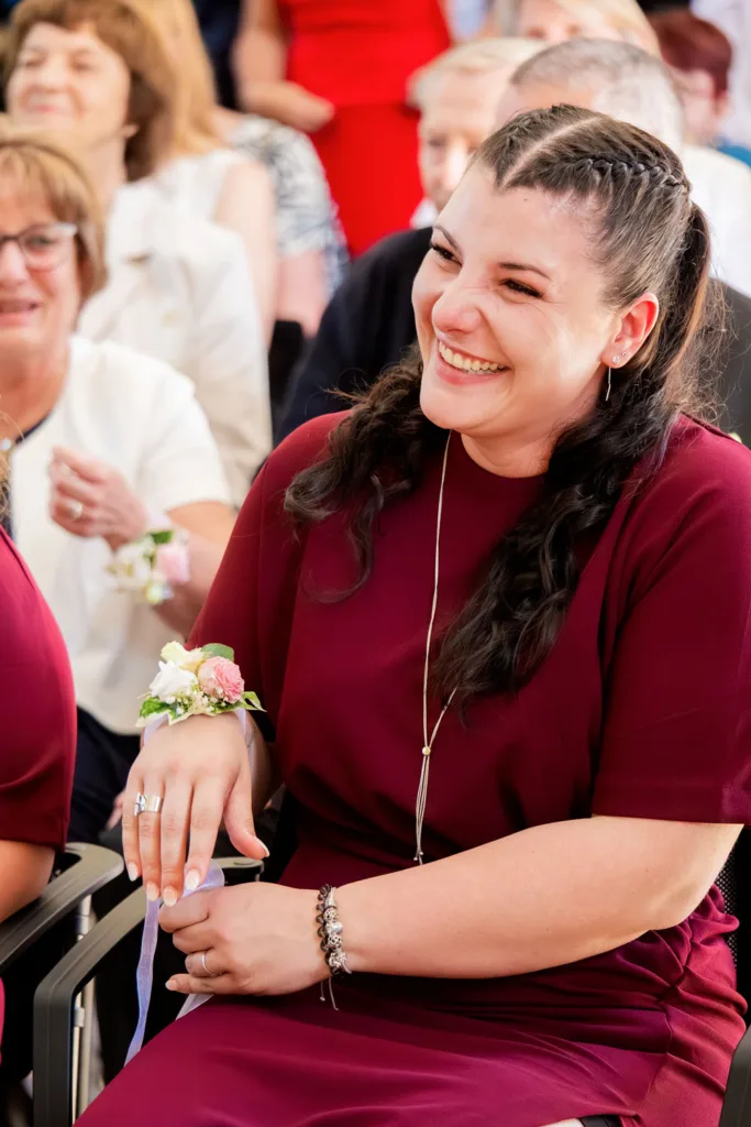 Photo d'une témoin du marié à la mairie de Gimont (32) - Mariage d'Emma et Mickaël - 2025 - Photographe à Saint-Gaudens (31) Marc Villard / VILMAGE
