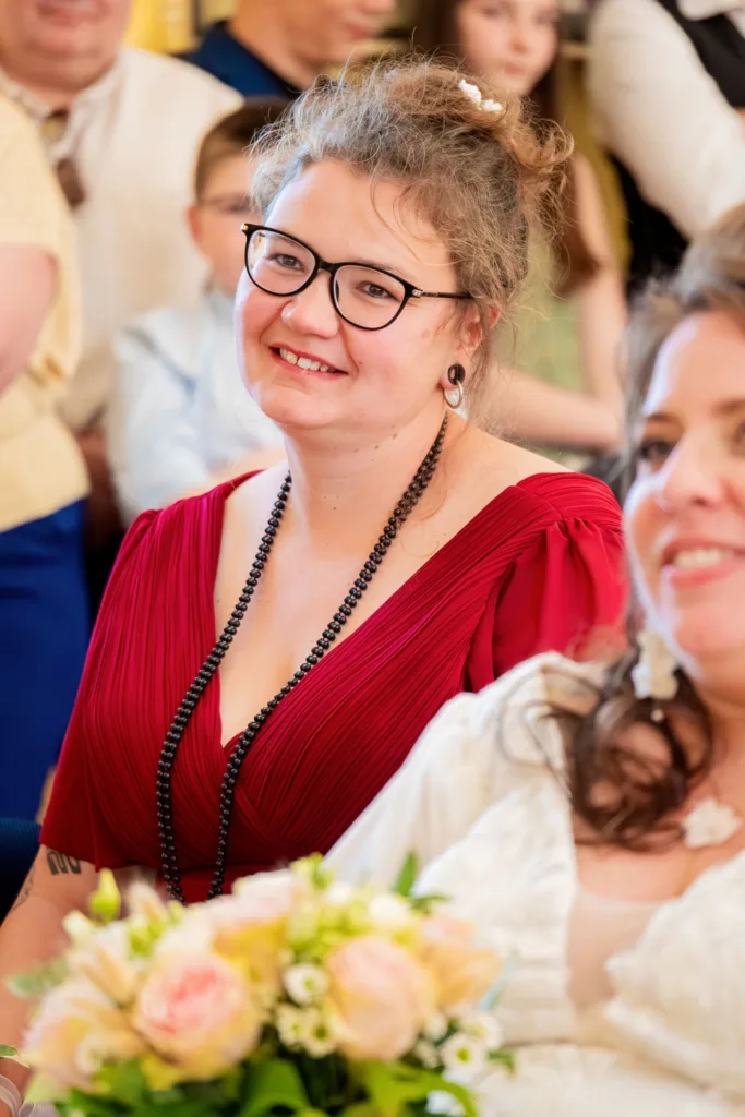 Photo d'une témoin de la mariée à la mairie de Gimont (32) - Mariage d'Emma et Mickaël - 2025 - Photographe à Saint-Gaudens (31) Marc Villard / VILMAGE