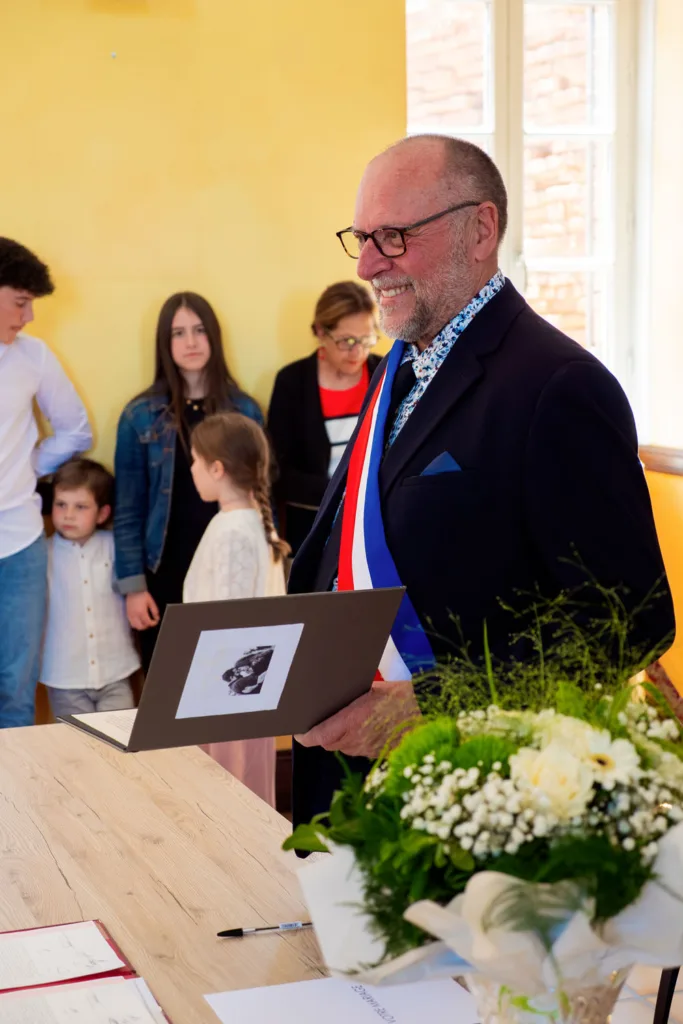 Photo du père de la mariée à la mairie de Gimont (32) - Mariage d'Emma et Mickaël - 2025 - Photographe à Saint-Gaudens (31) Marc Villard / VILMAGE