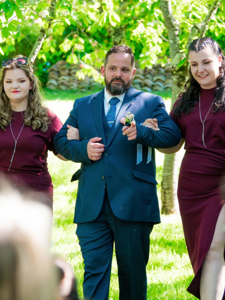 Photo de l'arrivée du marié entouré de ses témoins à la cérémonie laïque dans le domaine de la Grange Marcaoue à Bézéril (32 - Gers) - Mariage d'Emma et Mickaël - 2025 - Photographe à Saint-Gaudens (31) Marc Villard / VILMAGE
