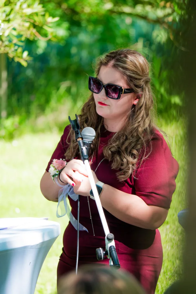 Photo du discours d'une témoin du marié durant la cérémonie laïque dans le domaine de la Grange Marcaoue à Bézéril (32 - Gers) - Mariage d'Emma et Mickaël - 2025 - Photographe à Saint-Gaudens (31) Marc Villard / VILMAGE