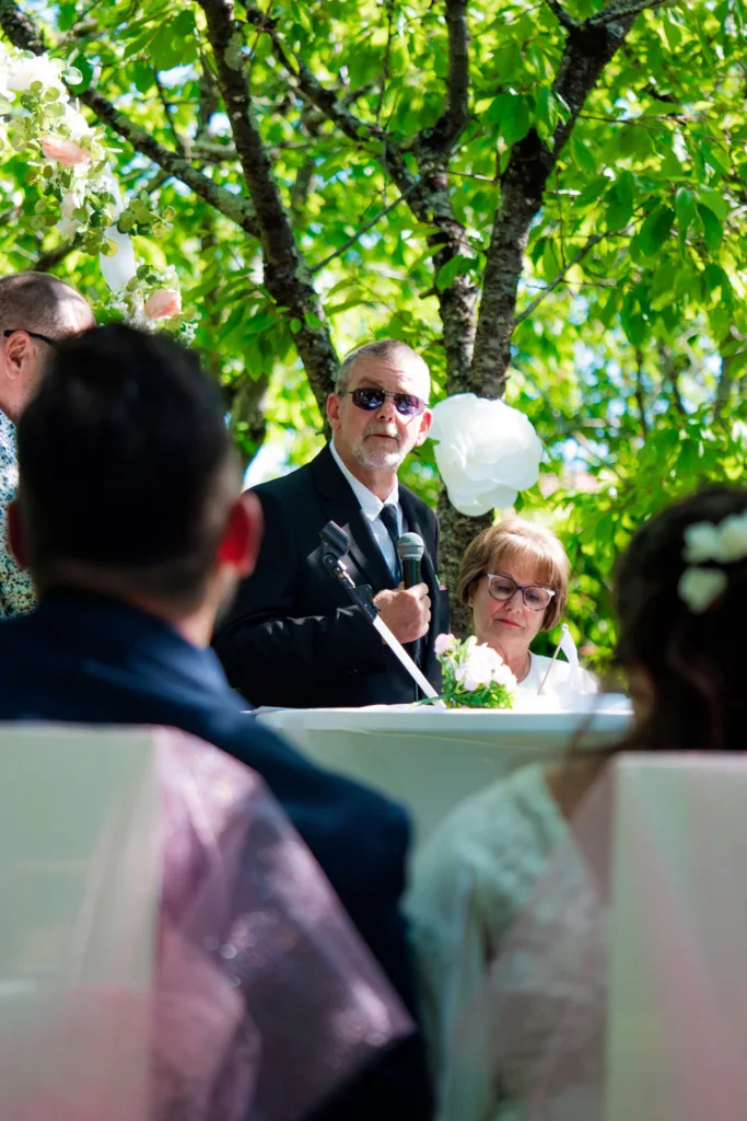 Photo du discours des parents du marié durant la cérémonie laïque dans le domaine de la Grange Marcaoue à Bézéril (32 - Gers) - Mariage d'Emma et Mickaël - 2025 - Photographe à Saint-Gaudens (31) Marc Villard / VILMAGE