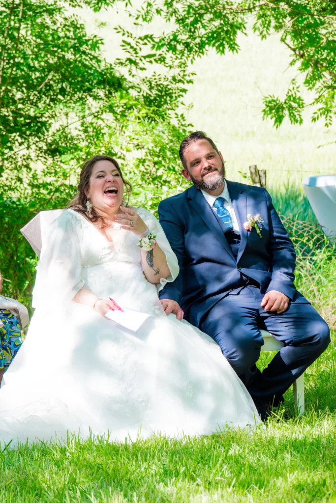Photo des mariés durant la cérémonie laïque dans le domaine de la Grange Marcaoue à Bézéril (32 - Gers) - Mariage d'Emma et Mickaël - 2025 - Photographe à Saint-Gaudens (31) Marc Villard / VILMAGE