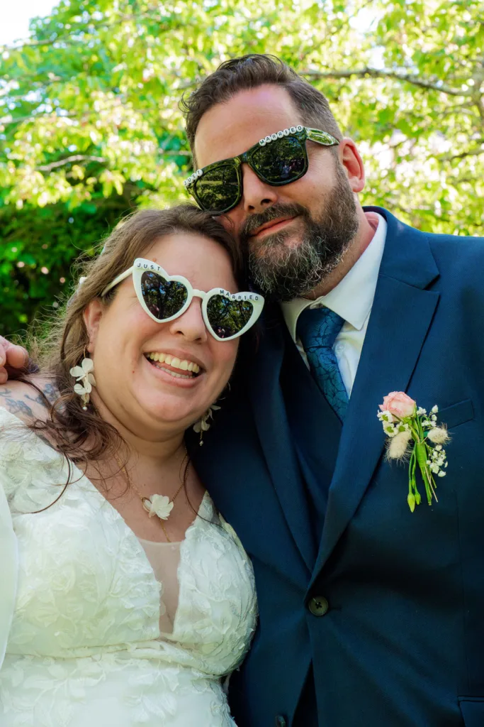 Photo des mariés après la cérémonie laïque dans le domaine de la Grange Marcaoue à Bézéril (32 - Gers) - Mariage d'Emma et Mickaël - 2025 - Photographe à Saint-Gaudens (31) Marc Villard / VILMAGE