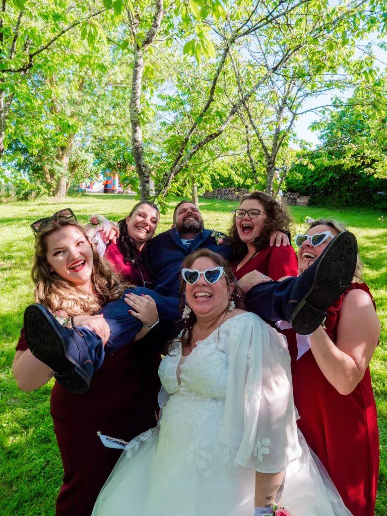 Photo des mariés avec leurs témoins après la cérémonie laïque dans le domaine de la Grange Marcaoue à Bézéril (32 - Gers) - Mariage d'Emma et Mickaël - 2025 - Photographe à Saint-Gaudens (31) Marc Villard / VILMAGE