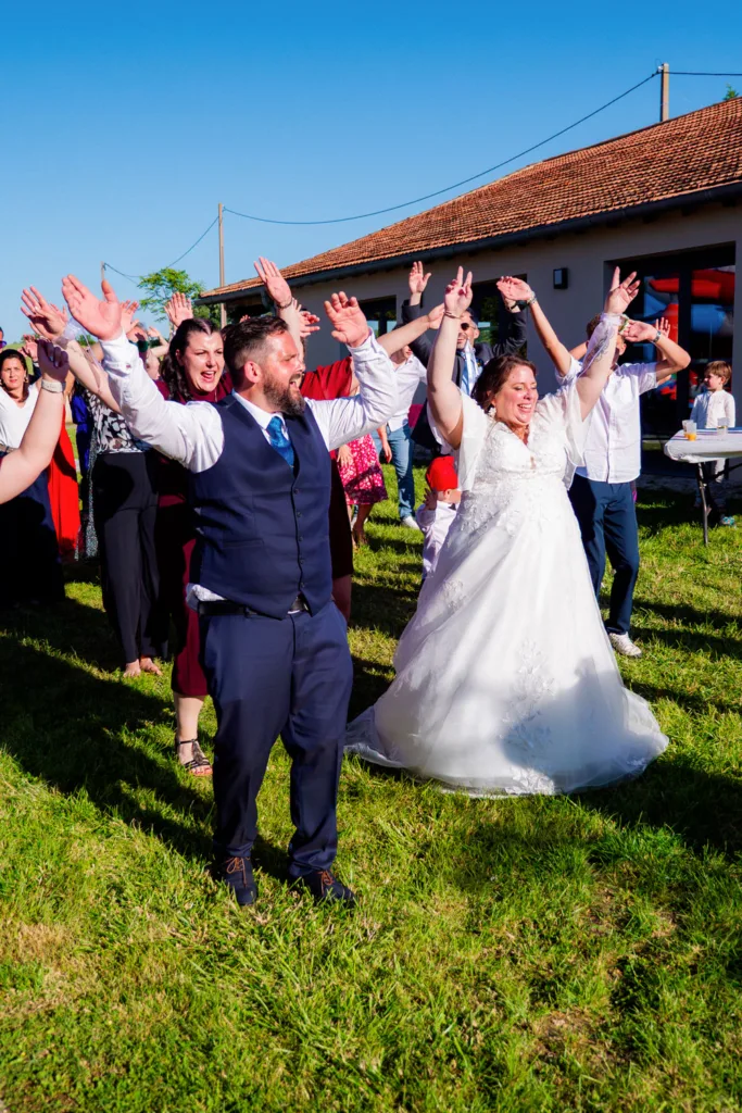 Photo des mariés participant au flashmob à la Grange Marcaoue à Bézéril (32 - Gers) - Mariage d'Emma et Mickaël - 2025 - Photographe à Saint-Gaudens (31) Marc Villard / VILMAGE