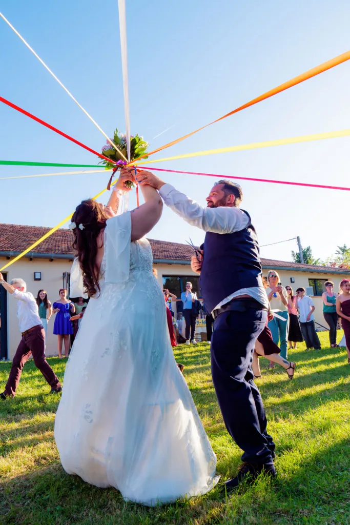 Photo des mariés à la ronde du bouquet à la Grange Marcaoue (Bézéril -Gers) - Mariage d'Emma et Mickaël - 2025 - Photographe à Saint-Gaudens (31) Marc Villard / VILMAGE