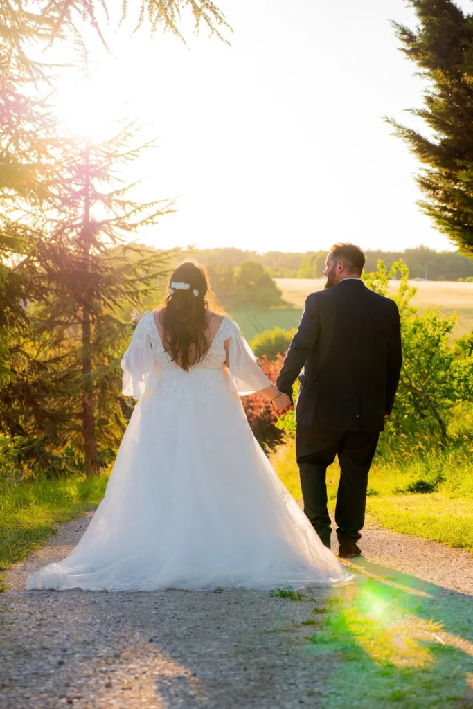 Photo de couple au coucher du soleil (Golden Hour) - Mariage d'Emma et Mickaël à la Grange Marcaoue (Bézéril -Gers) - 2025 - Photographe à Saint-Gaudens (31) Marc Villard / VILMAGE