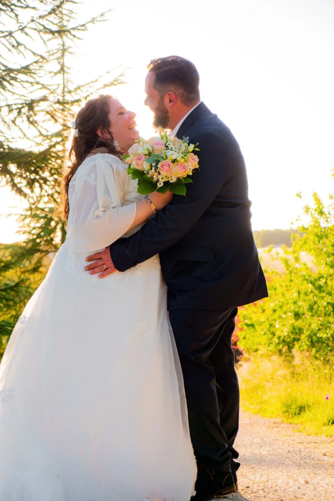 Photo de couple au coucher du soleil (Golden Hour) - Mariage d'Emma et Mickaël à la Grange Marcaoue (Bézéril -Gers) - 2025 - Photographe à Saint-Gaudens (31) Marc Villard / VILMAGE