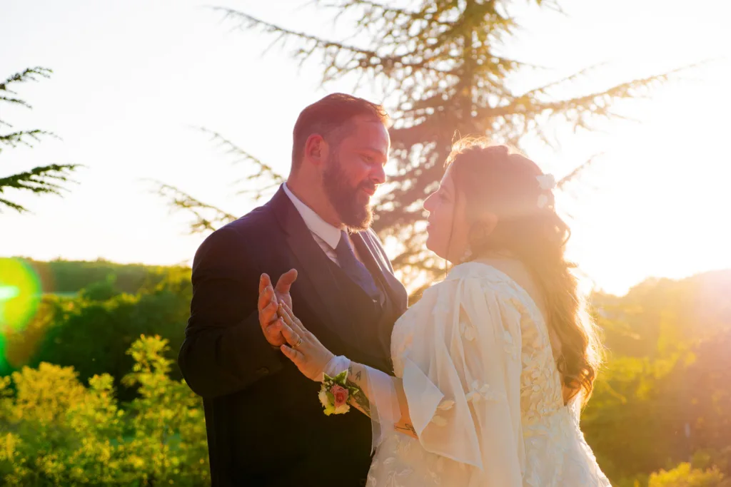 Photo de couple au coucher du soleil (Golden Hour) - Mariage d'Emma et Mickaël à la Grange Marcaoue (Bézéril -Gers) - 2025 - Photographe à Saint-Gaudens (31) Marc Villard / VILMAGE