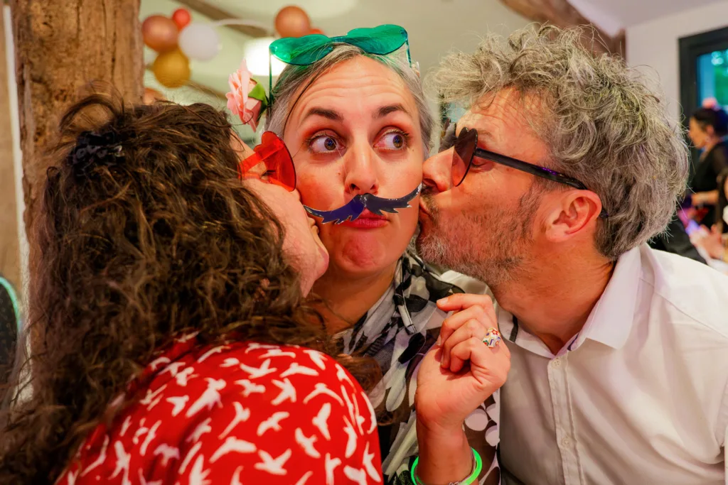 Photo de 3 invités déguisé lors de la soirée mariage d'Emma et Mickaël à la Grange Marcaoue (Bézéril -Gers) - 2025 - Photographe à Saint-Gaudens (31) Marc Villard / VILMAGE