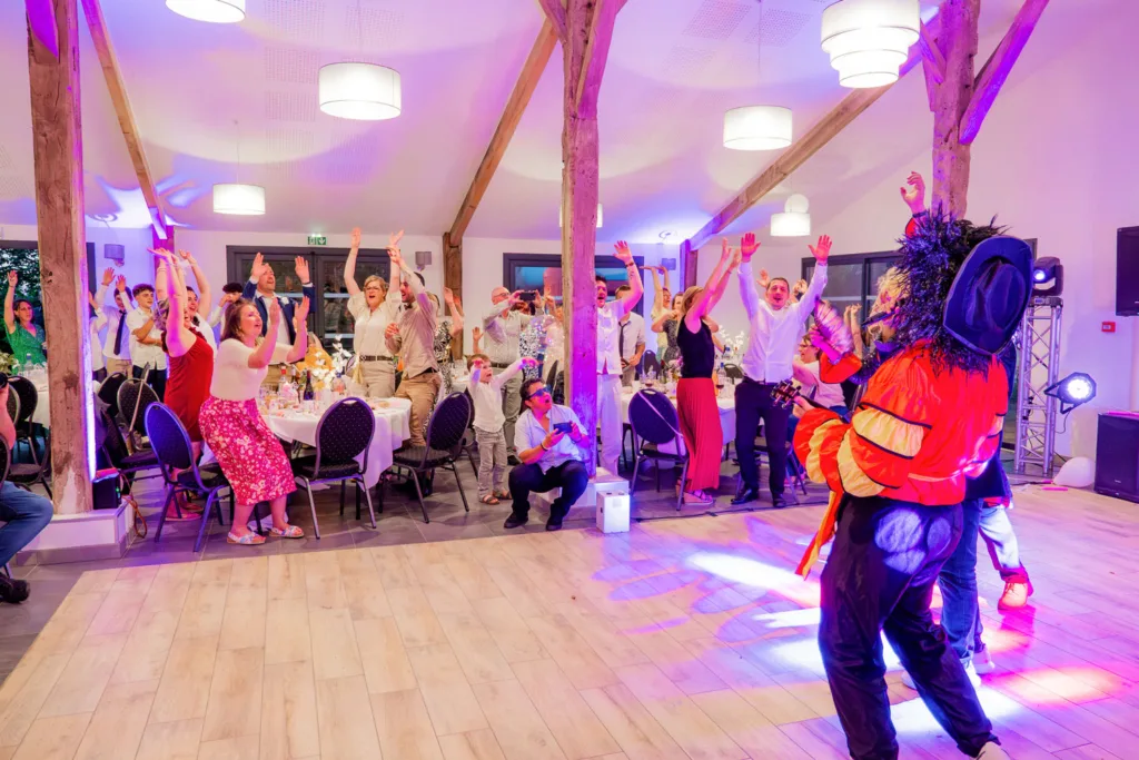 Photo d'une animation musicale et théâtrale lors de la soirée mariage d'Emma et Mickaël à la Grange Marcaoue (Bézéril -Gers) - 2025 - Photographe à Saint-Gaudens (31) Marc Villard / VILMAGE