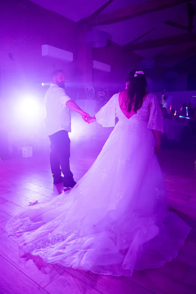 Photo de l'ouverture de bal des mariés au domaine de la Grange Marcaoue à Bézéril (32 - Gers) - Mariage d'Emma et Mickaël - 2025 - Photographe à Saint-Gaudens (31) Marc Villard / VILMAGE