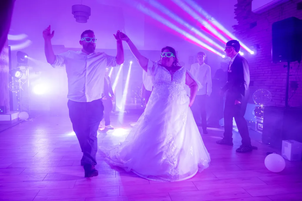 Photo de l'ouverture de bal des mariés au domaine de la Grange Marcaoue à Bézéril (32 - Gers) - Mariage d'Emma et Mickaël - 2025 - Photographe à Saint-Gaudens (31) Marc Villard / VILMAGE