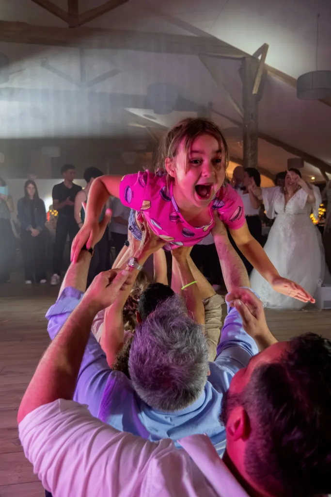 Photo du paquito avec une jeune enfant au domaine de la Grange Marcaoue à Bézéril (32 - Gers) - Mariage d'Emma et Mickaël - 2025 - Photographe à Saint-Gaudens (31) Marc Villard / VILMAGE