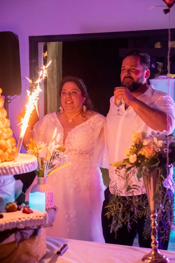Photo des mariés devant leur pièce montée de choux au domaine de la Grange Marcaoue à Bézéril (32 - Gers) - Mariage d'Emma et Mickaël - 2025 - Photographe à Saint-Gaudens (31) Marc Villard / VILMAGE