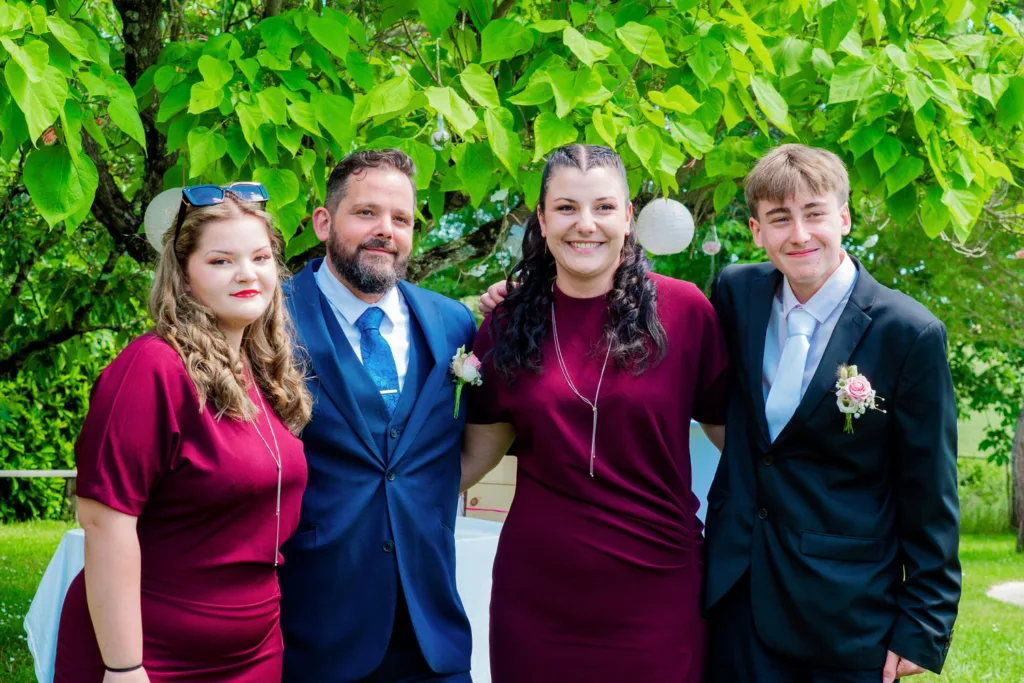 Photo de famille avec le marié et ses enfants au domaine de la Grange Marcaoue à Bézéril (32 - Gers) - Mariage d'Emma et Mickaël - 2025 - Photographe à Saint-Gaudens (31) Marc Villard / VILMAGE