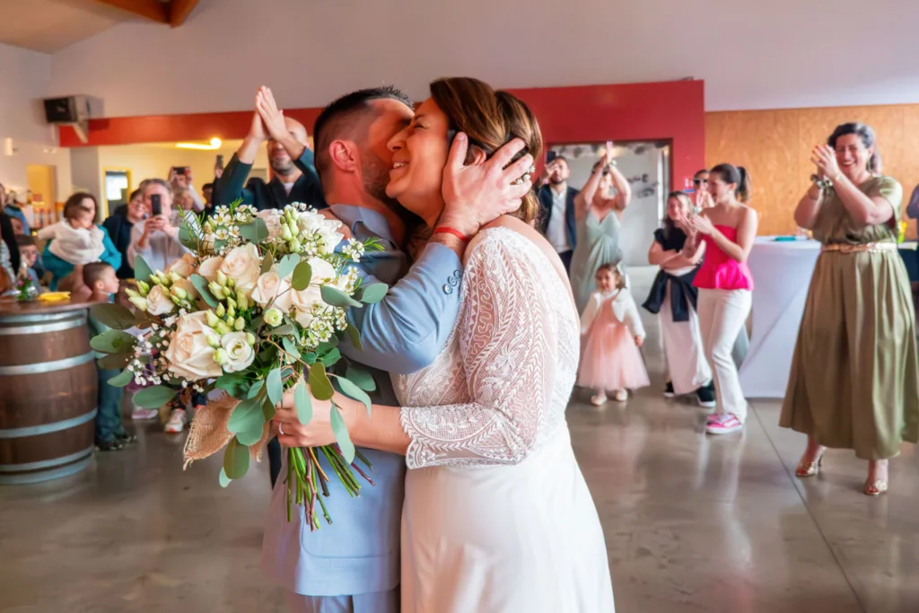 Photo à l'arrivée dans la salle des fêtes de Labarthe Inard lors du mariage d'Isabelle et Jérôme - 2025 - Photographe à Saint-Gaudens (31) Marc Villard / VILMAGE