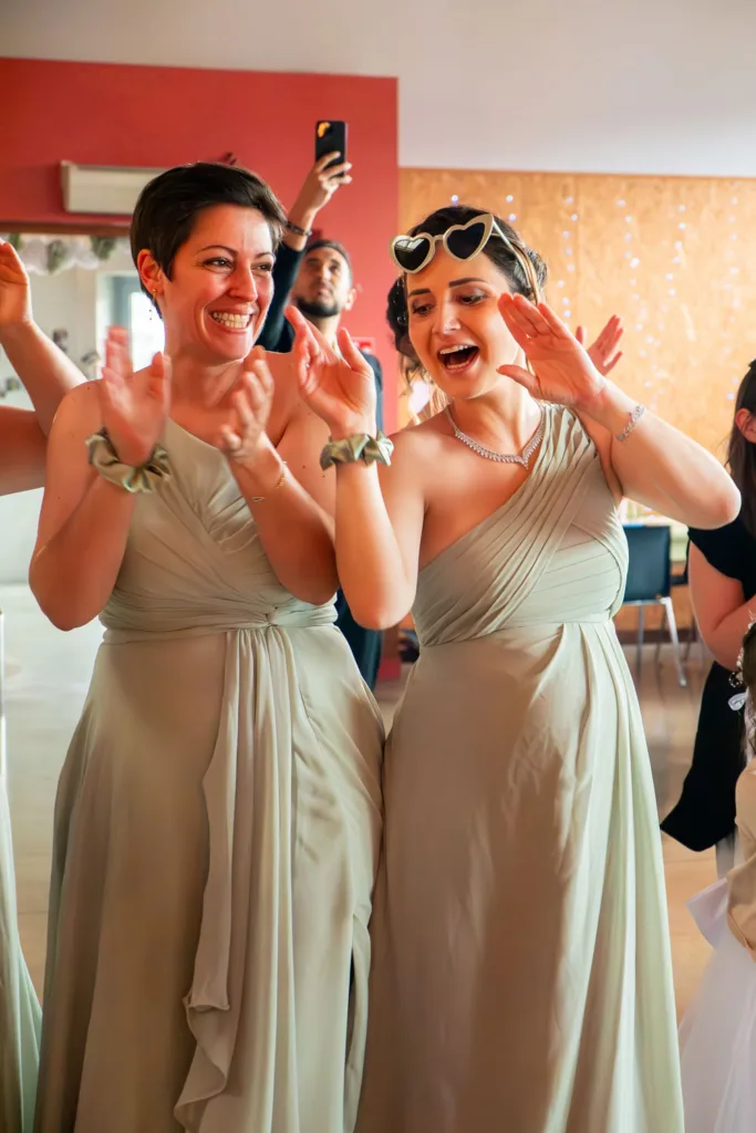 Photo de deux témoins à l'entrée dans la salle du mariage d'Isabelle et Jérôme - 2025 - Photographe à Saint-Gaudens (31) Marc Villard / VILMAGE