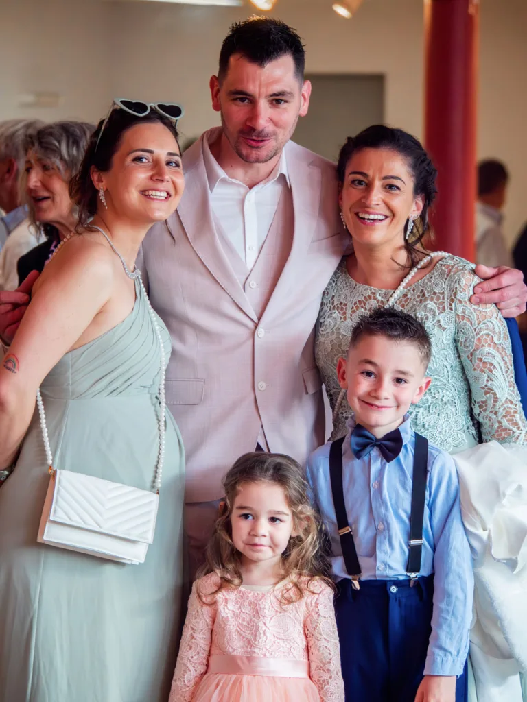 Photo d'une famille au mariage d'Isabelle et Jérôme - 2025 - Photographe à Saint-Gaudens (31) Marc Villard / VILMAGE