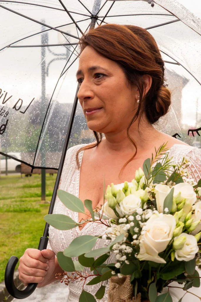 Photo de la mariée avant la rencontre avec son Père devant la mairie de Beauchalot - Mariage d'Isabelle et Jérôme - 2025 - Photographe à Saint-Gaudens (31) Marc Villard / VILMAGE