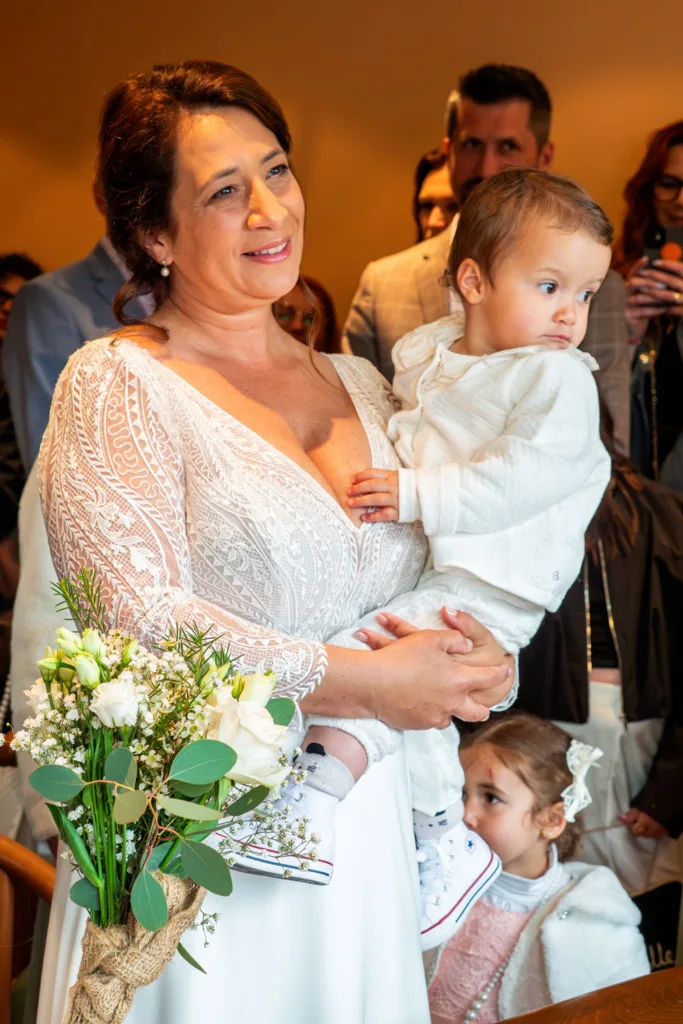 Photo de la mariée et sa fille à la mairie de Beauchalot - Mariage d'Isabelle et Jérôme - 2025 - Photographe à Saint-Gaudens (31) Marc Villard / VILMAGE