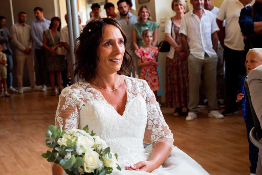 Photo de la mariée émue à la mairie de Villeneuve de Rivière (31) - Mariage de Sophie et Alain - 2025 - Photographe à Saint-Gaudens (31) Marc Villard / VILMAGE