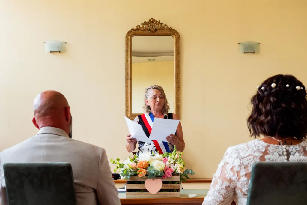 Photo de la Madame le Maire émue lors du mariage de son frère et sa belle soeur à la mairie de Villeneuve de Rivière (31) - Mariage de Sophie et Alain - 2025 - Photographe à Saint-Gaudens (31) Marc Villard / VILMAGE