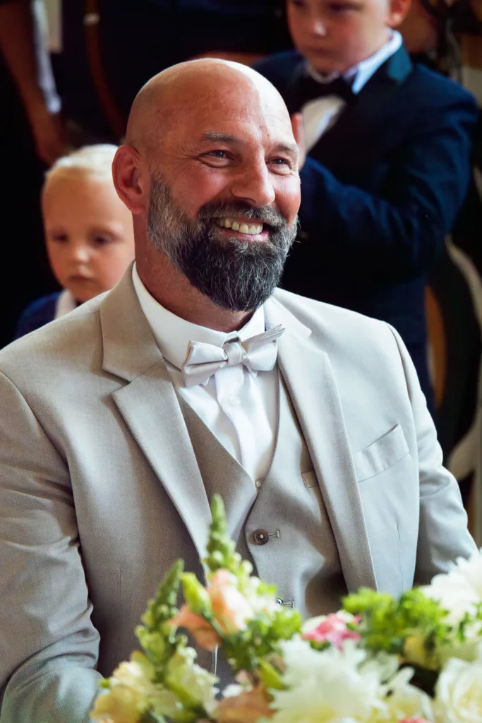 Photo gros plan du marié lors de la cérémonie civile à la mairie de Villeneuve de Rivière (31) - Mariage de Sophie et Alain - 2025 - Photographe à Saint-Gaudens (31) Marc Villard / VILMAGE