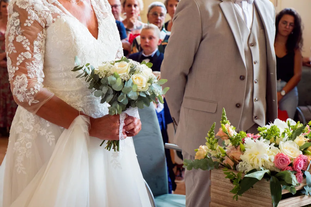 Photo gros plan du bouquet de la mariée à la mairie de Villeneuve de Rivière (31) - Mariage de Sophie et Alain - 2025 - Photographe à Saint-Gaudens (31) Marc Villard / VILMAGE