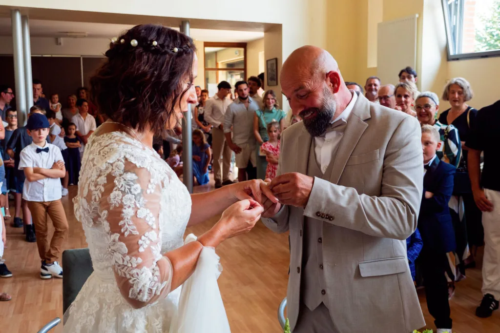 Photo de l'échange des alliances des mariés à la mairie de Villeneuve de Rivière (31) - Mariage de Sophie et Alain - 2025 - Photographe à Saint-Gaudens (31) Marc Villard / VILMAGE