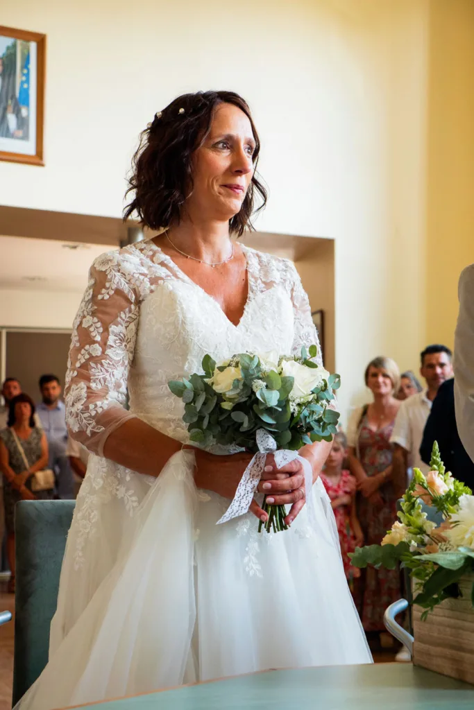 Photo de la mariée et son bouquet à cérémonie civile - Mairie de Villeneuve de Rivière (31) - Mariage de Sophie et Alain - 2025 - Photographe à Saint-Gaudens (31) Marc Villard / VILMAGE