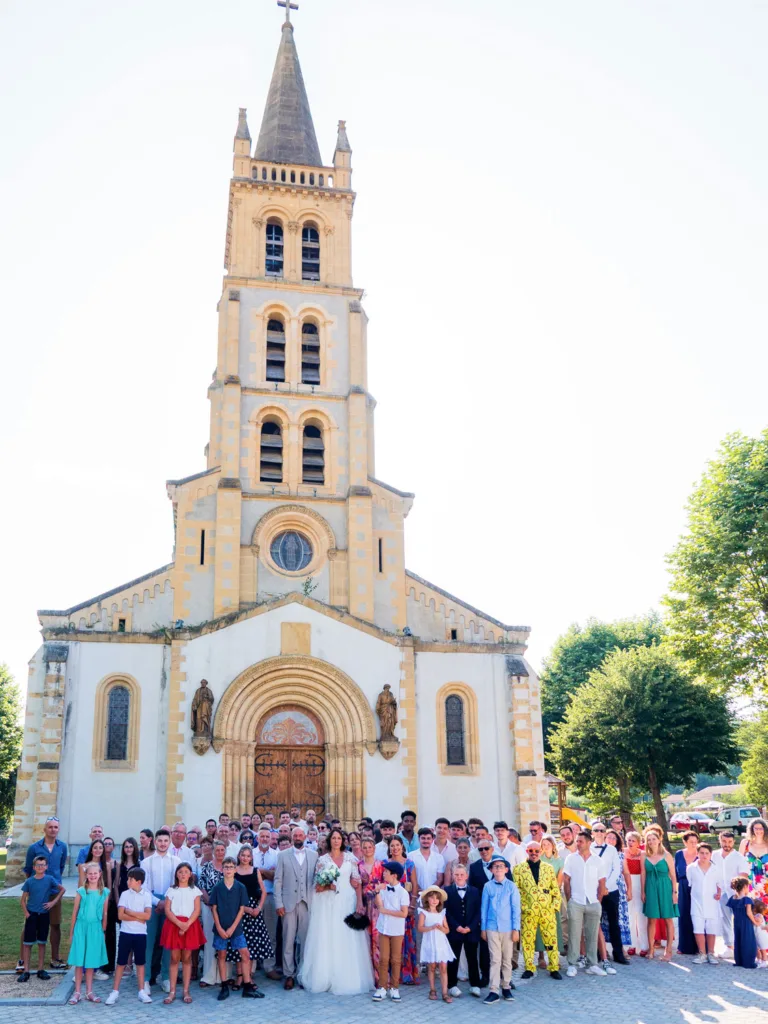 Photo de groupe avec les mariés dans le parc de l'église de Villeneuve de Rivière (31) - Mariage de Sophie et Alain - 2025 - Photographe à Saint-Gaudens (31) Marc Villard / VILMAGE