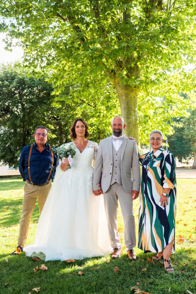 Photo de groupe avec les mariés dans le parc de l'église de Villeneuve de Rivière (31) - Mariage de Sophie et Alain - 2025 - Photographe à Saint-Gaudens (31) Marc Villard / VILMAGE
