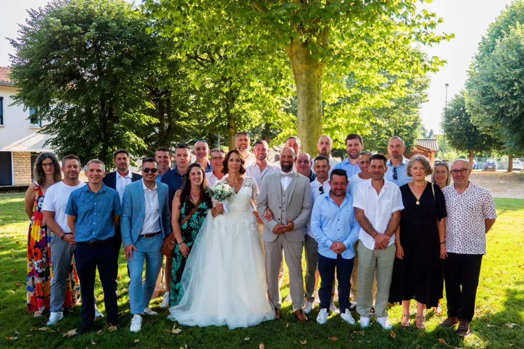 Photo de groupe dans le parc de l'église de Villeneuve-de-Rivière (31) - Mariage de Sophie et Alain - 2025 - Photographe à Saint-Gaudens (31) Marc Villard / VILMAGE