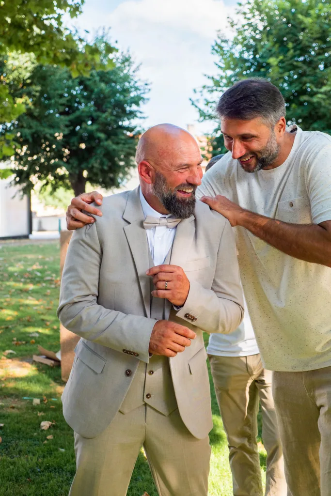 Photo du marié et un ami dans le parc de l'église de Villeneuve-de-Rivière (31) - Mariage de Sophie et Alain - 2025 - Photographe à Saint-Gaudens (31) Marc Villard / VILMAGE