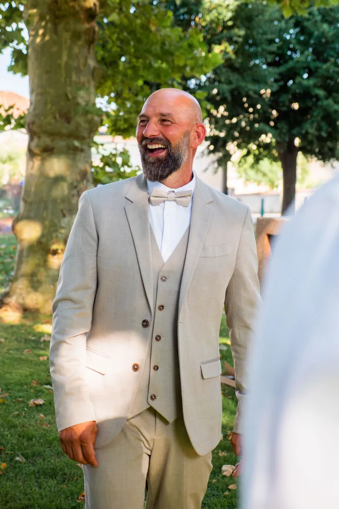 Photo du marié dans le parc de l'église de Villeneuve-de-Rivière (31) - Mariage de Sophie et Alain - 2025 - Photographe à Saint-Gaudens (31) Marc Villard / VILMAGE